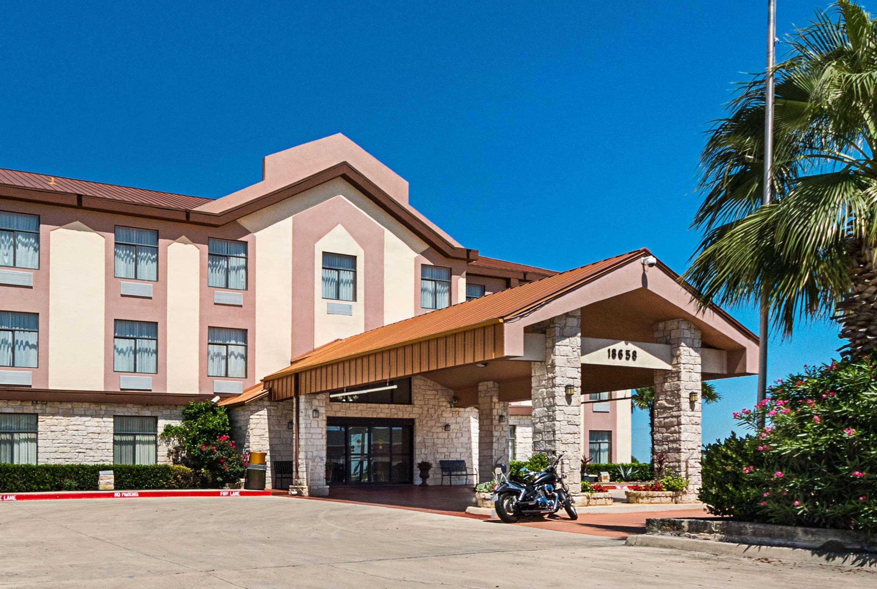 Quality Inn & Suites Buda Exterior foto